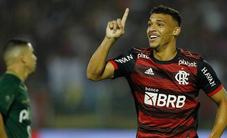 Victor Hugo celebra primeiro gol no profissional do Fla: 'Inexplicável'