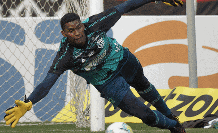 Flamengo renova contrato de goleiro Hugo Souza até dezembro de 2025