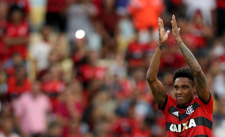 Vitinho ainda tenta deslanchar no Fla e justificar negócio de R$ 43 milhões