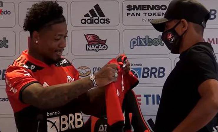 Marinho quebra protocolo no Flamengo e se emociona ao dar camisa para o pai