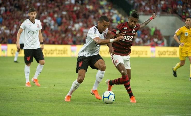 Bruno Henrique tem lesão e desfalca o Flamengo contra o Athletico