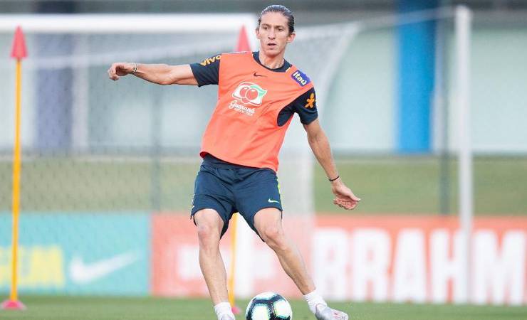 Jornal: Proposta do Barcelona é a que 'mais seduz' lateral Filipe Luís