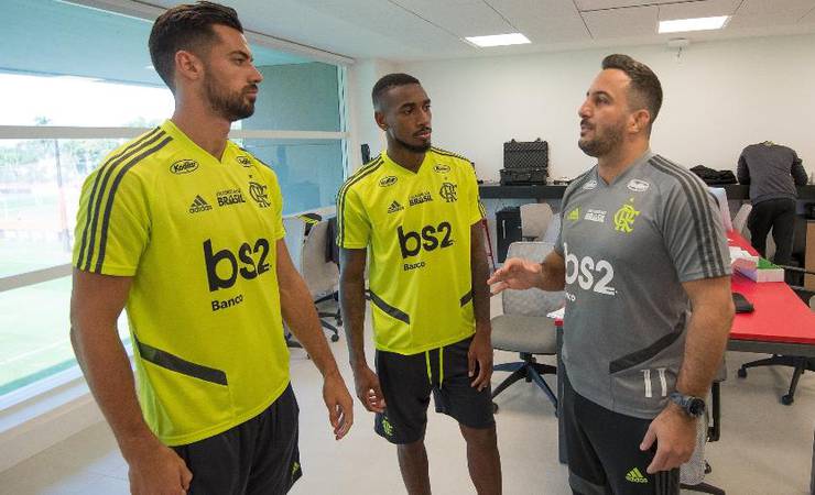 À espera da apresentação, Gerson e Marí treinam no Ninho pela primeira vez