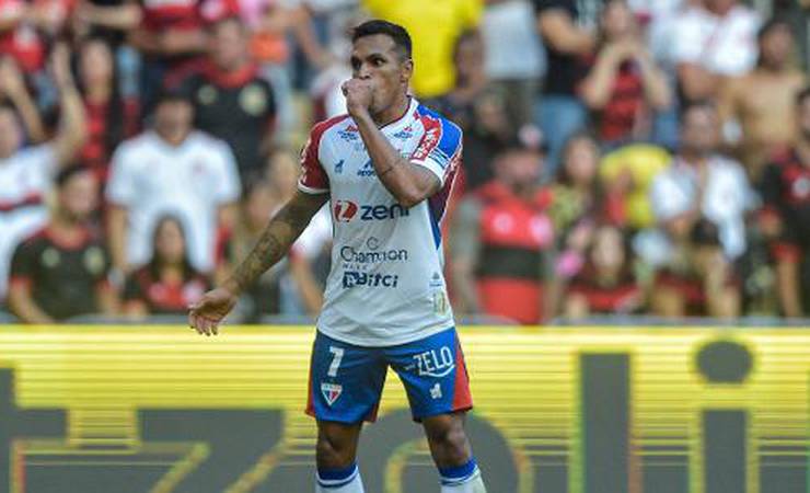 Fortaleza marca no fim e bate Flamengo no RJ; jogo tem briga na torcida