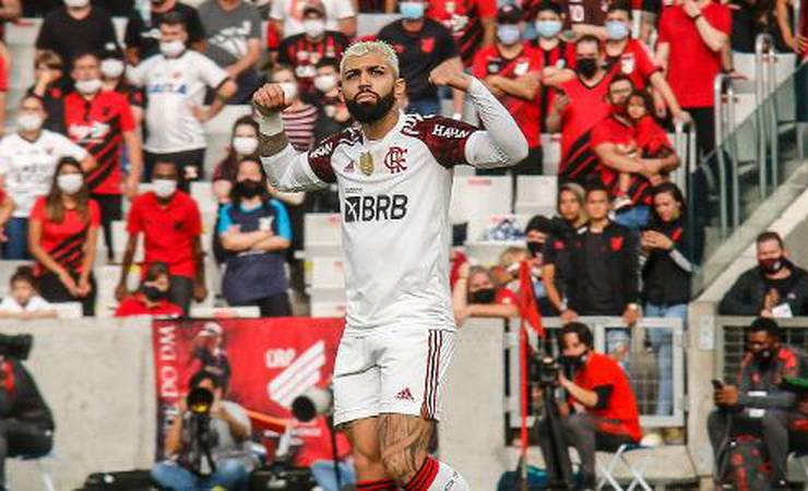 Gabigol presenteia torcedor com camisa antes de jogo contra Atlético-GO