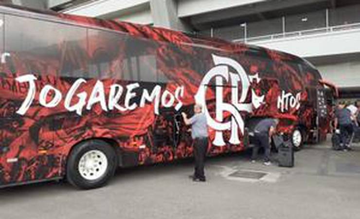Flamengo massacra Palmeiras, quebra tabu de cinco anos e reassume liderança