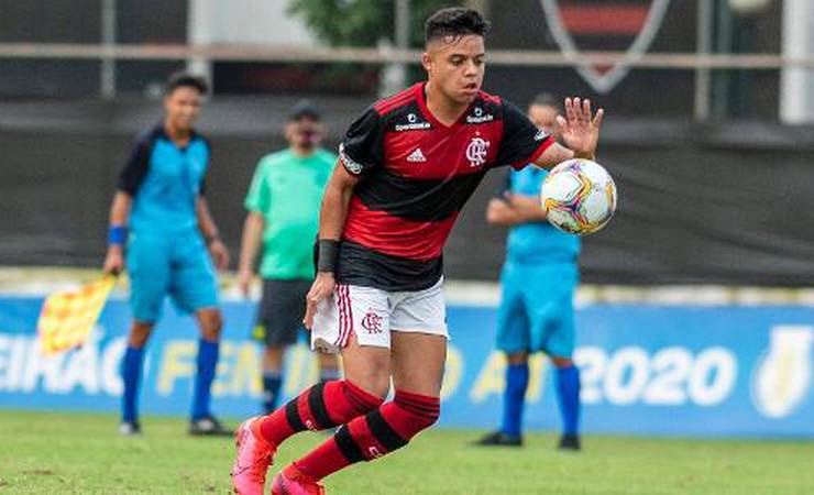 Filho de Lê, atacante João Gabriel busca trilhar passos do pai no Flamengo