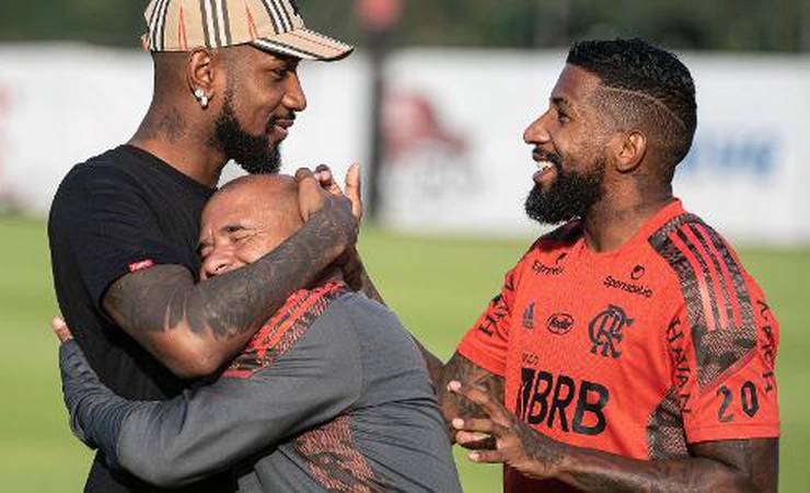 Gerson vai ao Ninho para se despedir dos companheiros de Flamengo