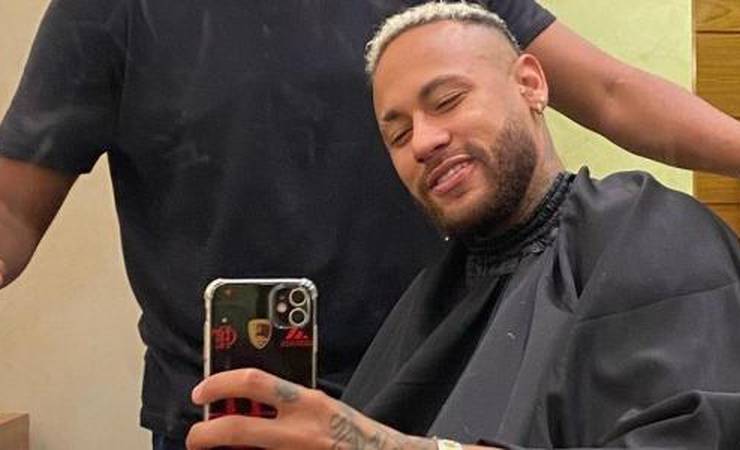 Casa nova? Neymar posa com capinha do Fla e sobra até para o barbeiro