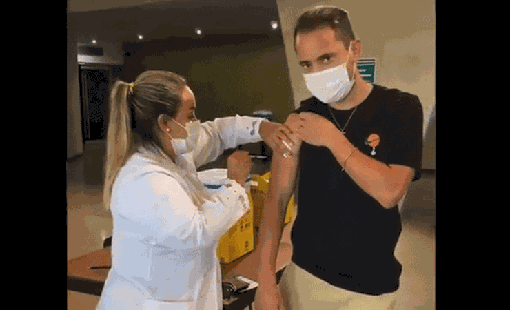 Everton Ribeiro comemora vacina contra covid-19: 'Chegou meu dia!'