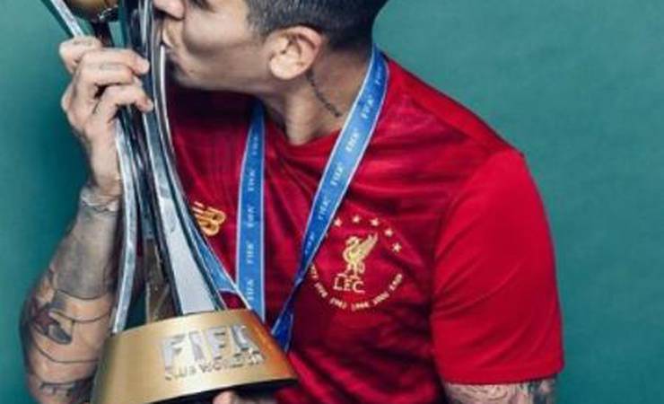 Firmino posta foto beijando taça do Mundial
