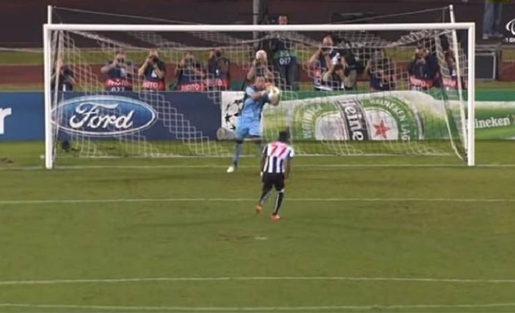 Pato, Neymar e agora Diego. Quem se deu mal cobrando pênalti no meio do gol
