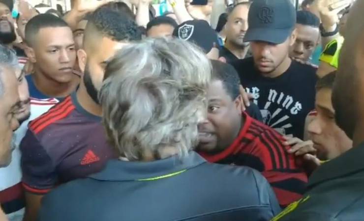 Torcida do Flamengo protesta contra elenco em aeroporto após eliminação