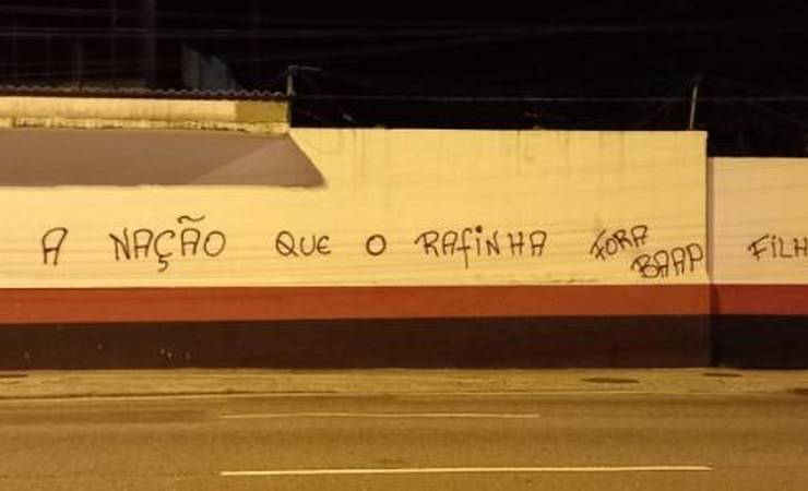 "A nação quer o Rafinha": Muro do Flamengo é pichado com cobranças