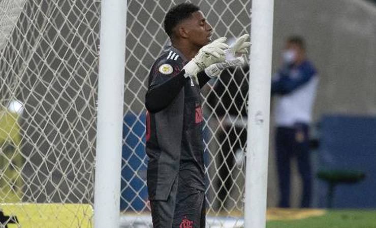Hugo Souza reaparece no Fla após desconfiança de Ceni e papo com Renato