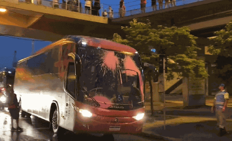 Torcedores jogam tinta em ônibus do Flamengo no trajeto para o Maracanã