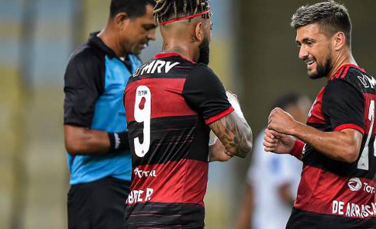 Flamengo vence Bangu e vai à semi na volta do futebol com silêncio no Rio