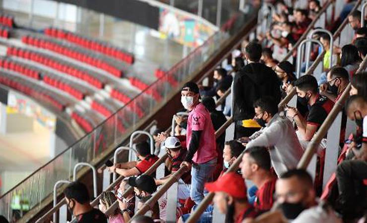 Volta da torcida em jogo do Flamengo tem euforia, mas protocolo ainda falho