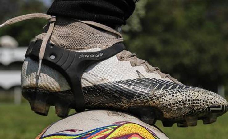 Além do "sutiã": tecnologia no futebol traz sensor inteligente às chuteiras