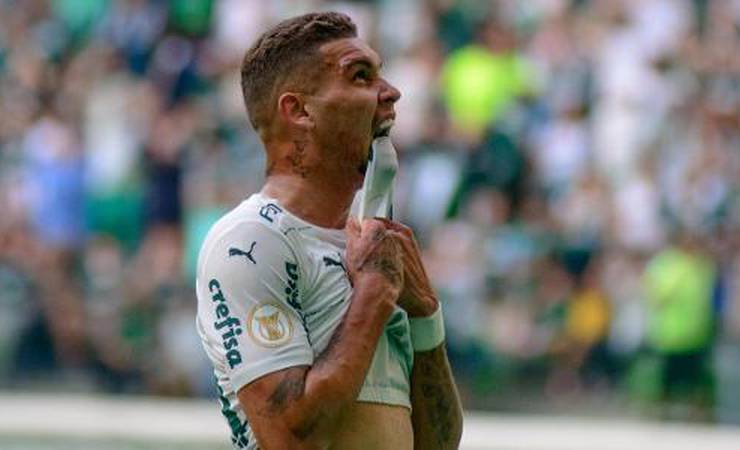 Navarro perde gol e irrita torcedores: 'Aprende com o Deyverson'
