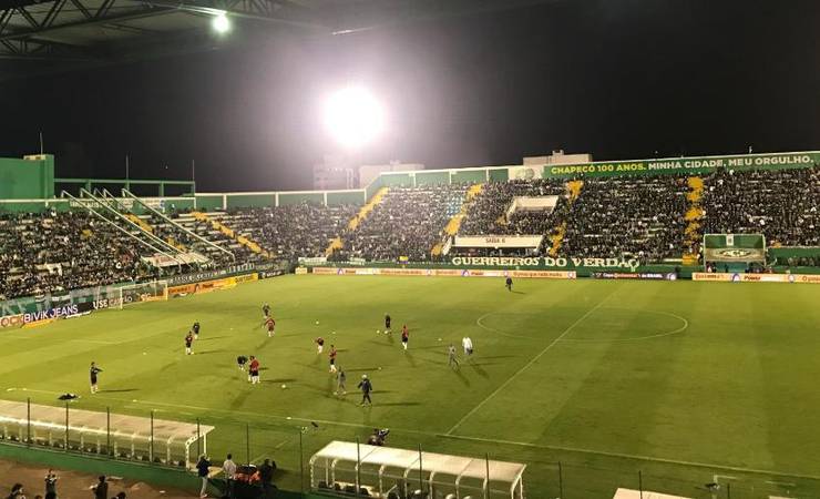 Chape estuda vender mandos de campo para jogos contra Fla e Corinthians