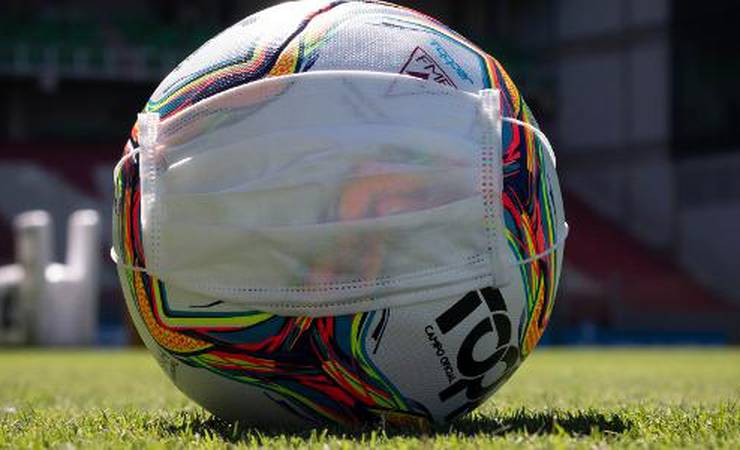 Jogadores temem virar alvo da torcida por recusa a renegociação salarial