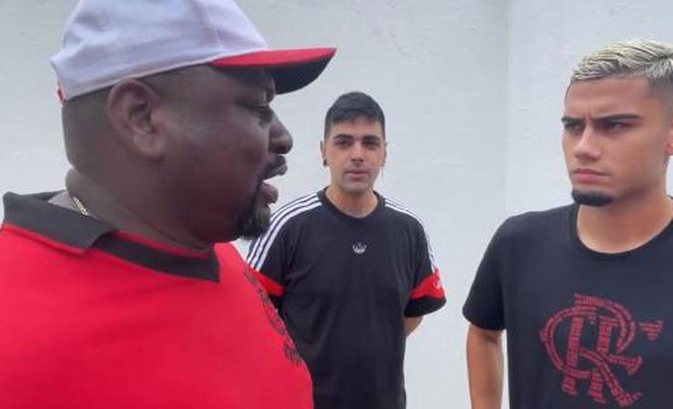 Andreas Pereira recebe apoio de organizada na chegada ao Ninho do Urubu