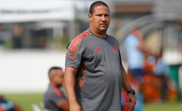 Quem é o técnico que vai comandar treino enquanto Flamengo aguarda Dorival
