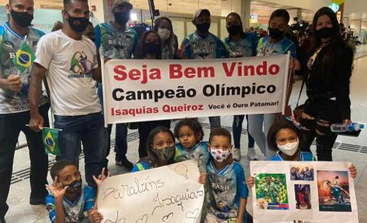 Isaquias ganha festa em aeroporto após ouro nas Olimpíadas