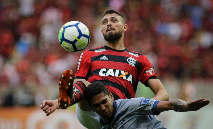 Léo Duarte visita o Ninho e se emociona em seu adeus no Flamengo
