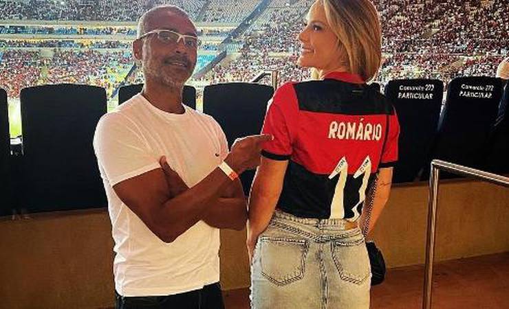 Romário vê vitória do Flamengo no Maracanã ao lado da namorada e da filha