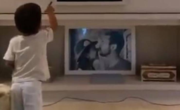 Filho de Everton Ribeiro celebra gol do pai e vai parar no Twitter da Fifa