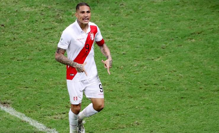 Guerrero lidera Peru e se destaca entre jogadores que atuam no Brasil