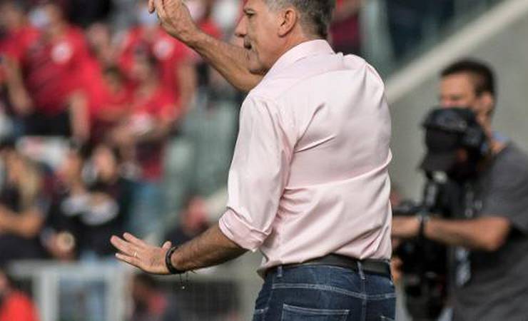 Renato detona VAR de Athletico x Flamengo: 'Pode ter agressão no futebol?'