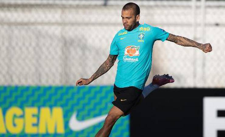 Flamengo entrou em contato com representantes de Dani Alves, diz site