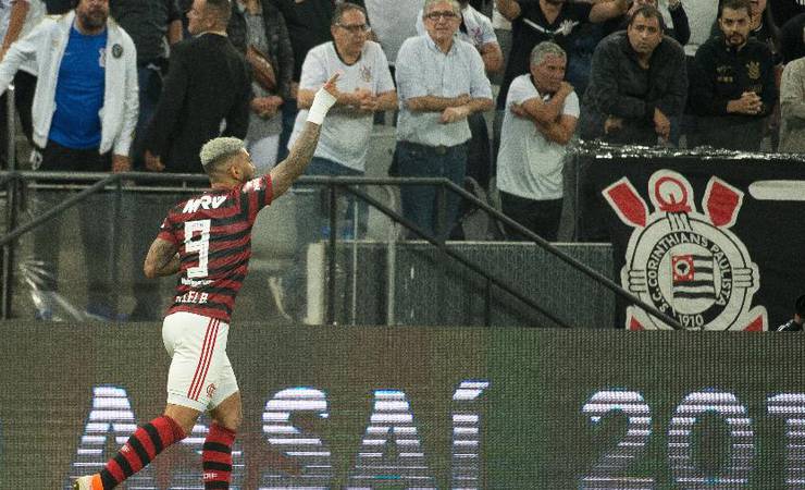 Súmula ignora, mas copo atirado em Gabigol pode dar punição ao Corinthians