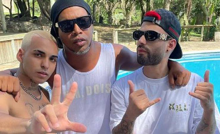 "Experiência mais louca da vida": como é gravar uma música com Ronaldinho