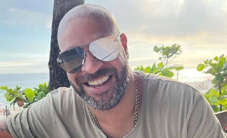 Adriano admite que poderia ter jogado mais, mas diz: 'Parar não é fácil'