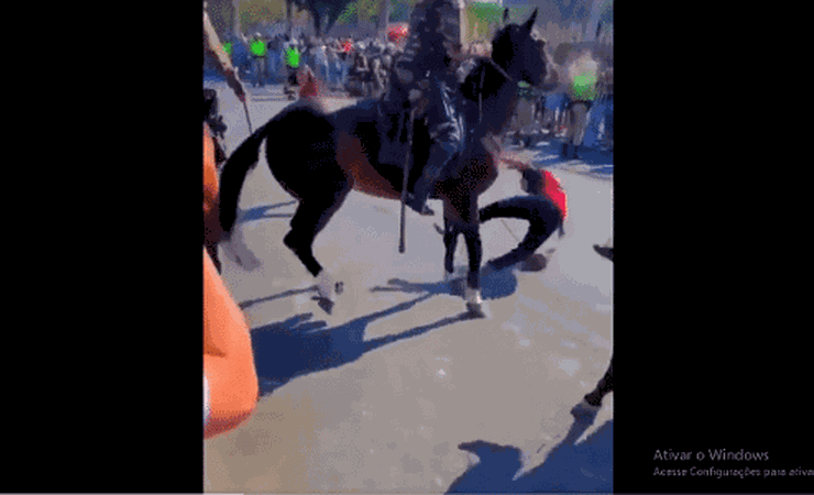 Cavalo da polícia derruba torcedor do Flamengo antes do jogo; veja
