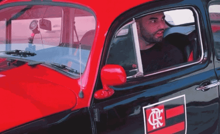 Em recuperação, Thiago Maia dirige fusca personalizado do Flamengo