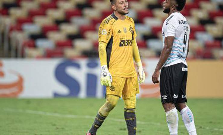 Diego Alves minimiza provocações e lamenta derrota do Fla: 'Sequência dura'