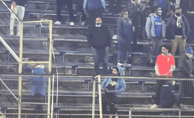 Torcedor da Católica é flagrado imitando macaco em jogo do Flamengo