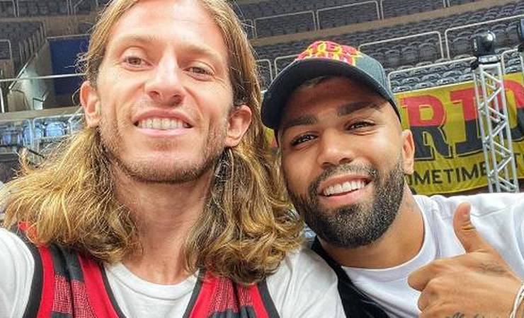 Gabigol presenteia Filipe Luís com produtos para barba: 'Ele está lindo'