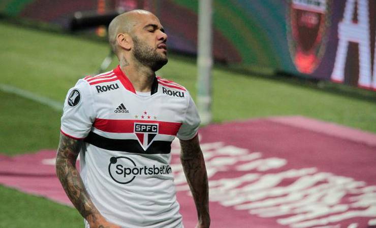 Desejado por brasileiros, Daniel Alves também tem o exterior em seu radar