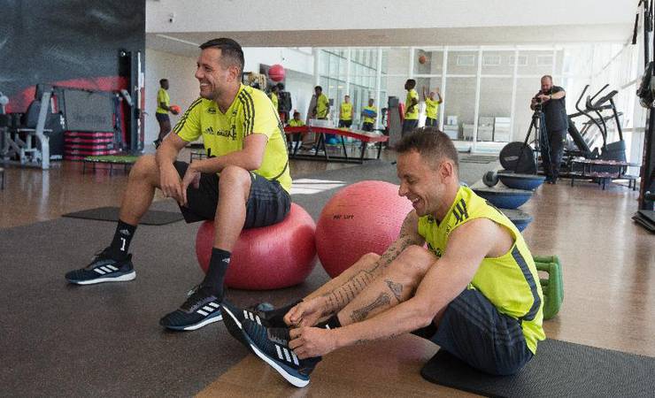 Rafinha reencontra ex-companheiros no Flamengo e tem auxílio na adaptação