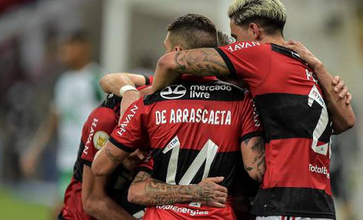 Sob olhares de Renato, Flamengo vira sobre a Chapecoense e espanta crise