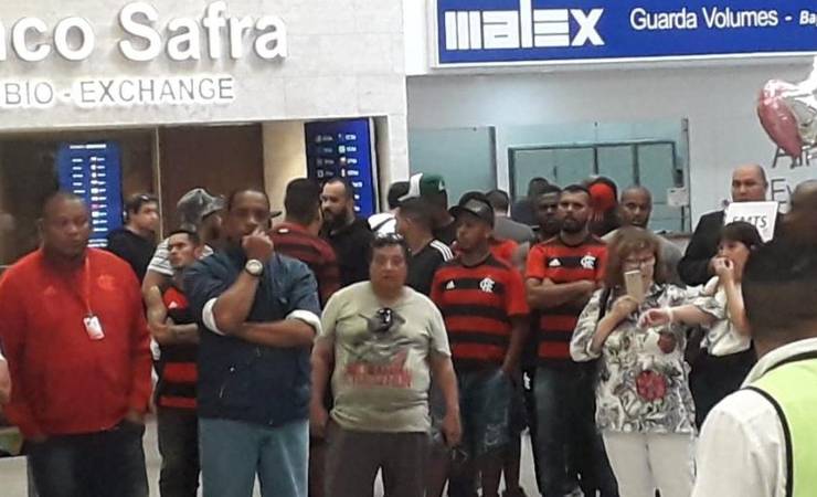 Após derrota, Fla evita passar por saguão em desembarque no Rio