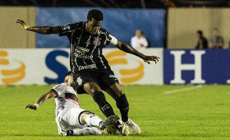 É burrice o Corinthians, que mal tem um time, poupar jogador!