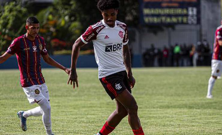 Flamengo terá Vitinho como titular diante do Atlético-MG; veja o time