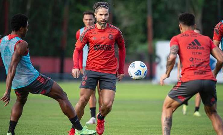 Diego treina com o elenco do Flamengo e pode retornar contra o Bahia